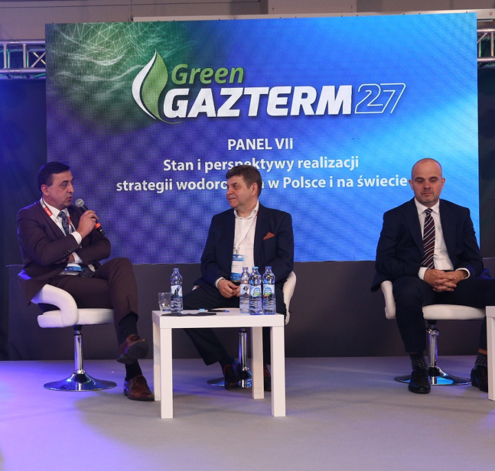 Mariusz Konieczny, dyrektor OZG we Wrocławiu, przemawia do mikrofonu wśród innych uczestników panelu w ramach konferencji Gazterm